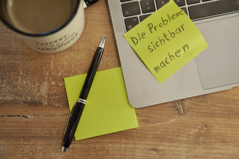 Diagnose mit PostIt, Stift, Laptop