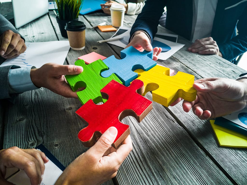 Puzzleteile werden zusammengebaut