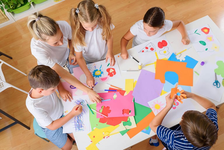 Kinder mit kreativen Basteleien